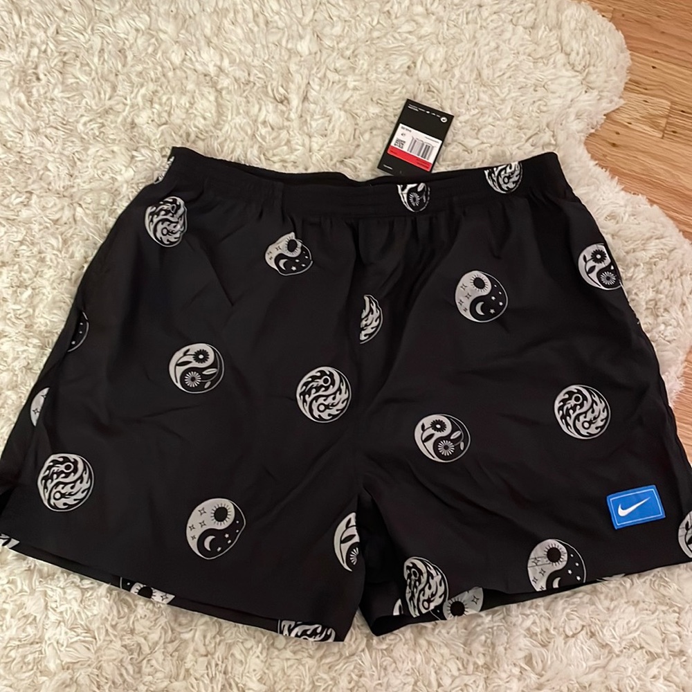 Nike women’s sportswear yin yang shorts sz L